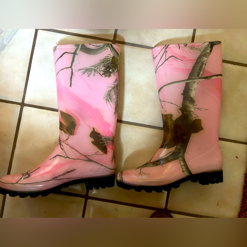 Pink rain boots; size 7. Worn